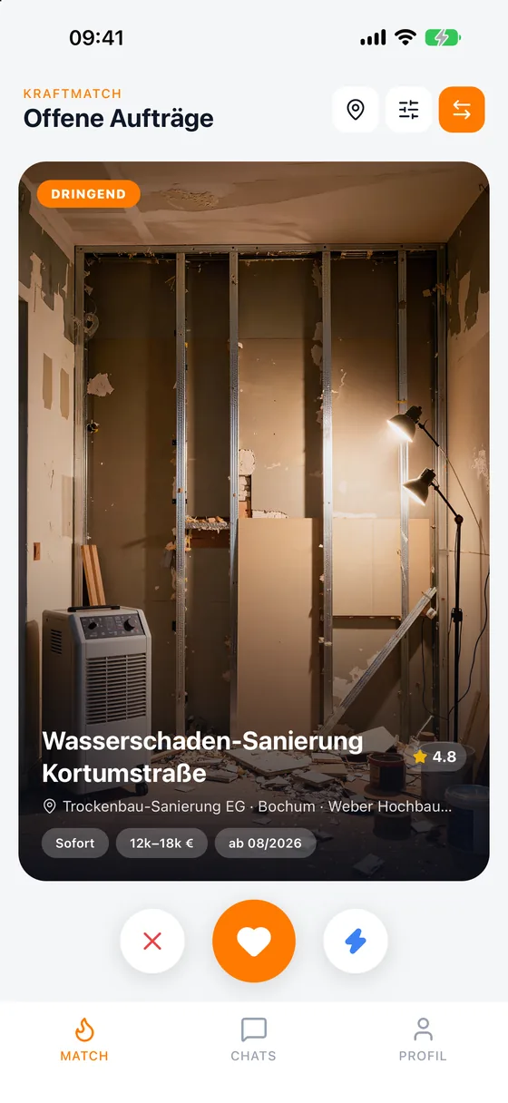 KraftMatch-App: Swipe-Deck mit einem offenen Auftrag „Wasserschaden-Sanierung“ in Bochum